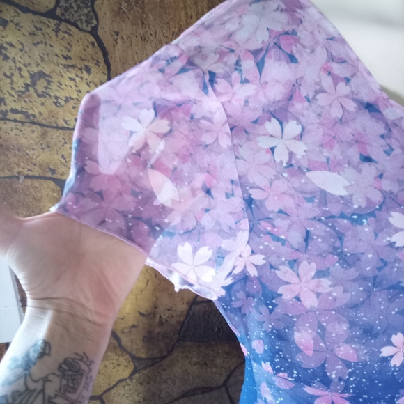 Chic V-Neck Floral Midi Dress in Blue and Purple - Picture 4 of 6